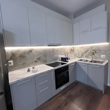 Stylish With Balcony Appartement Tirana